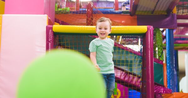 Bambini che giocano al Jungle Jump